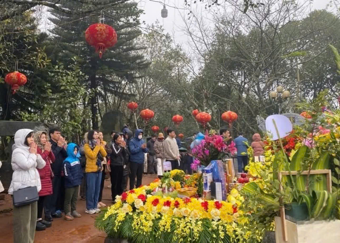 Người dân dâng hương